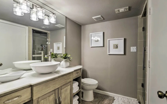 Bright n Breezy Waterfront Lake Granbury Getaway!