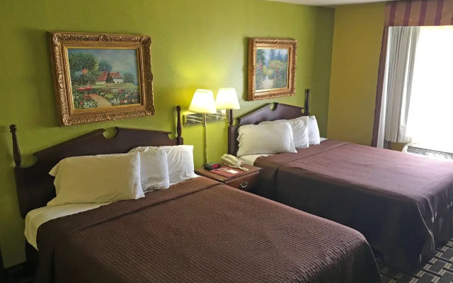 Country Hearth Inn and Suites Bowling Green
