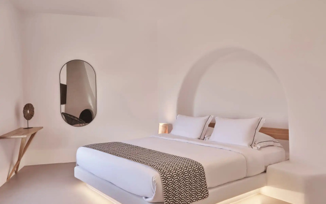 Hill Club Naxos