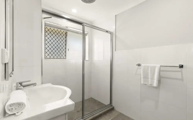 Charming 3-bed Apartment Near Local Shops