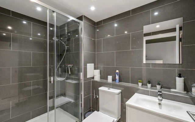 3br-sleeps8-canarywharf-cinemabedroom