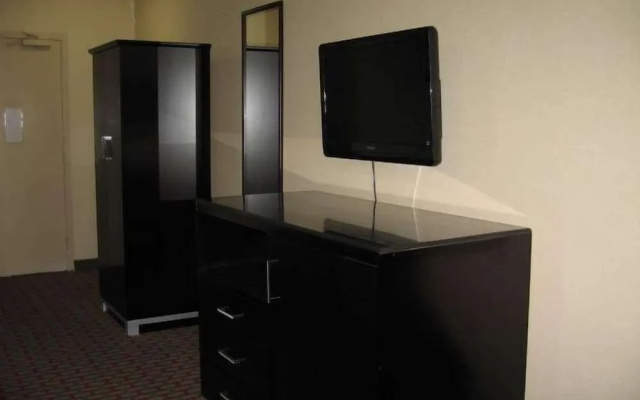 Townhouse Inn & Suites