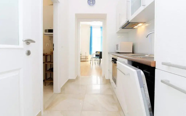 MARINE: Newly renovated 2nd district apartment