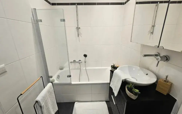 Ideal city stay 1BR near train station