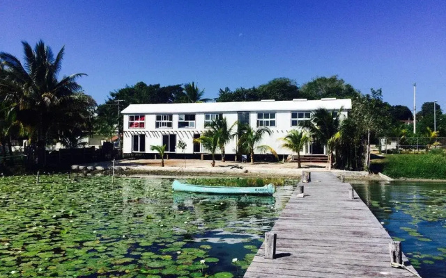 The Yak Lake House Hostal Bacalar
