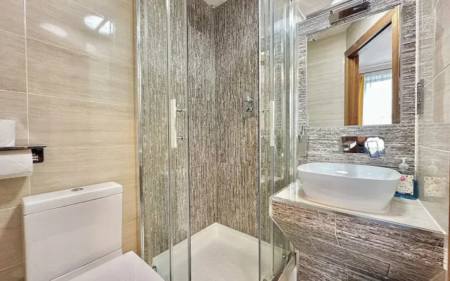 205 Earls Court