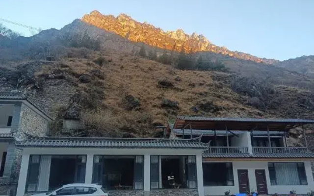 Tiger Leaping Gorge Huaxia Mingchuan Chinese Inn