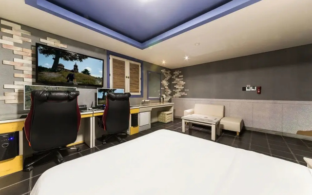 Hotel C&