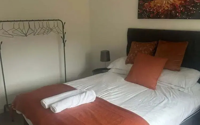 Spacious 2BR House With Sofa Bed & Parkin