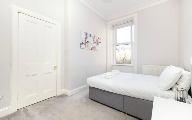 Elegant 2-Bed Flat with Edinburgh Charm