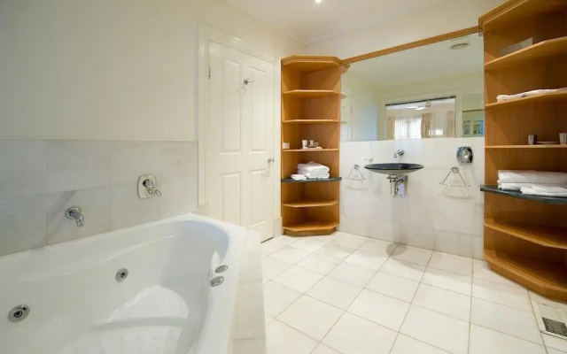 Lakeside Suites