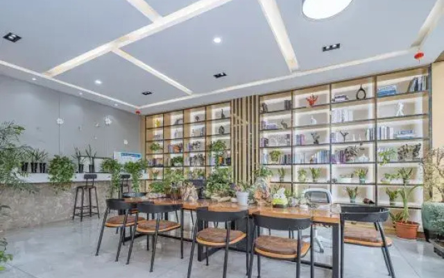 VX Hotel (Nanjing South Railway Station Daming Road Subway Station)