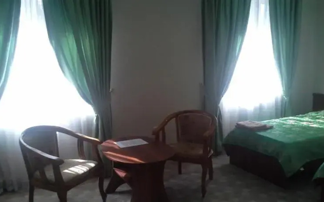 Park Hotel & Baht
