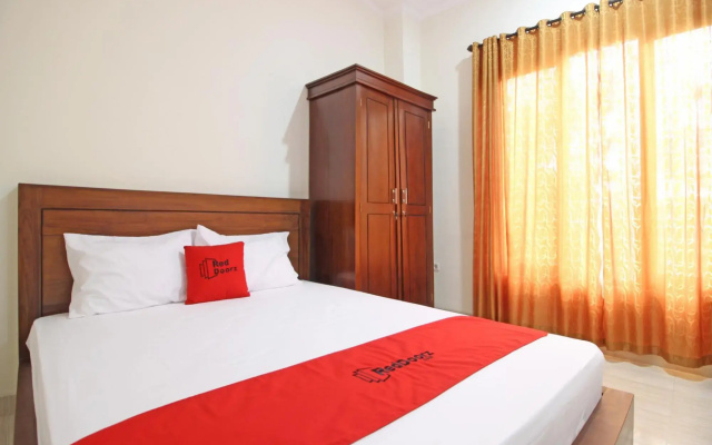 RedDoorz near UII Jakal