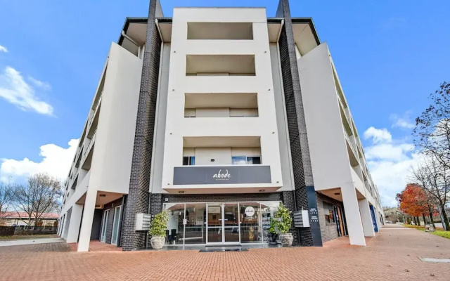 Lakeside 1-bed With A/c, Parking & Balcony