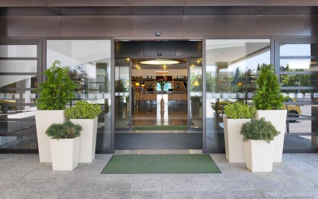 Отель Holiday Inn Bratislava вид на фасад