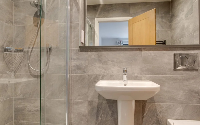 Luxurious Holiday Home With Private Garden at Chapel Stile