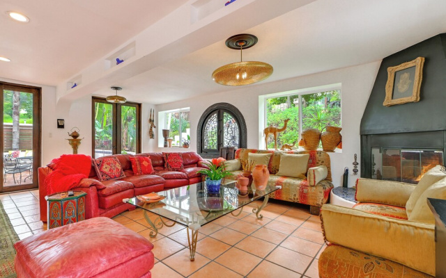 Gather & Unwind Outdoors, Stylish Vista Retreat!