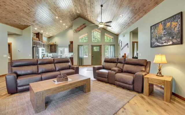 Fire Pit + Deck: Airy Cabin Near Pinetop Lakes