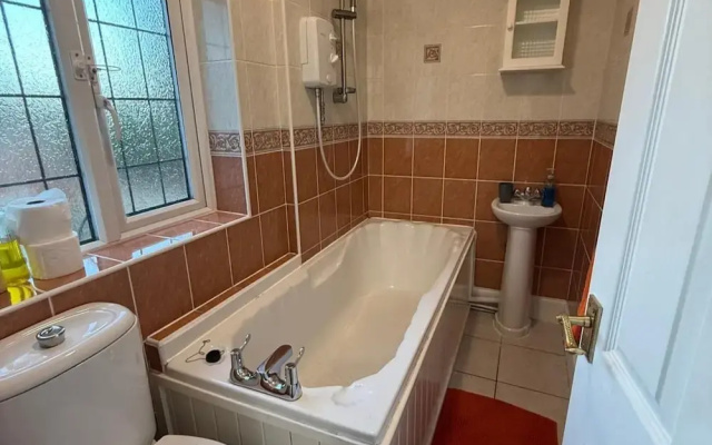 Charming 3BR House - Wifi, Parking, Pet Friendly
