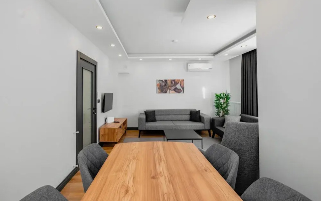 Central Flat w Balcony 5 min to Lara Beach