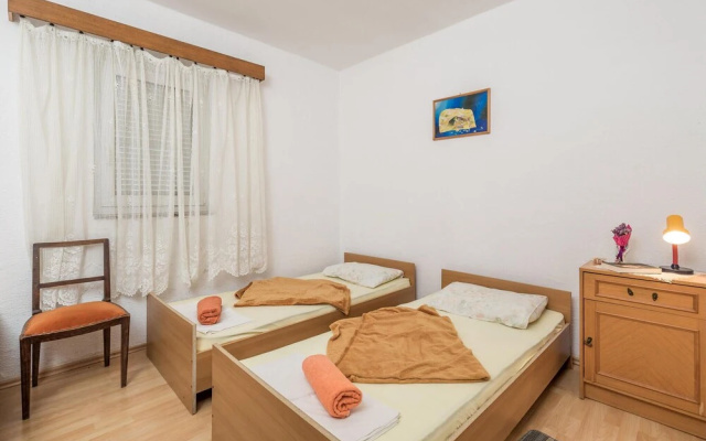 Nice Apartment in Cesarica With Wifi and 1 Bedrooms