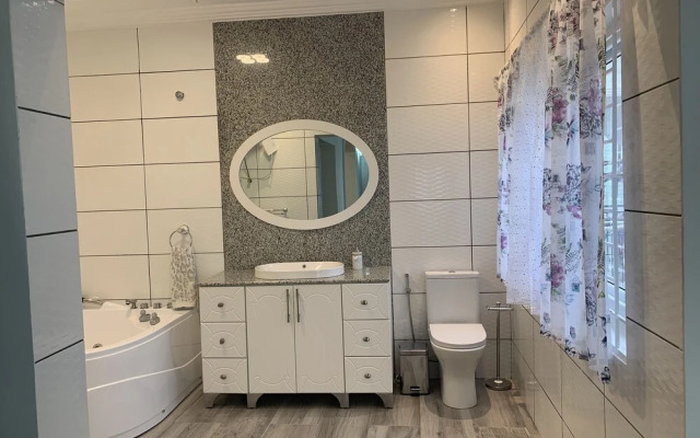 2 Bed Apartment Sleeps 4 - Jacuzzi, Parking, Wifi