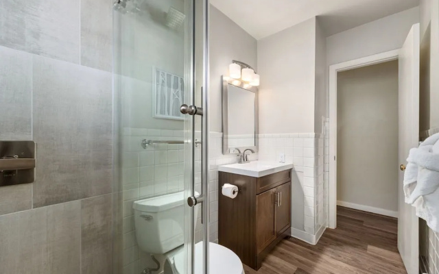 Caviar Suite, Moody Retreat by Old Town Square