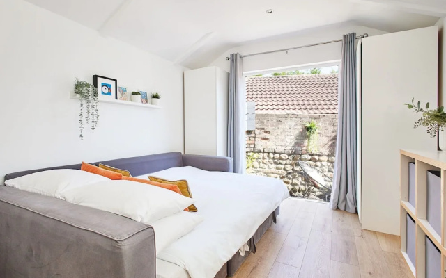 Host Stay Sunnyside Studio