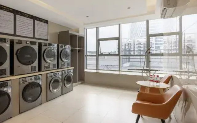 Vienna International Hotel (Shenzhen Pingshan High-Speed Railway  Baolong Subway Station  Branch)