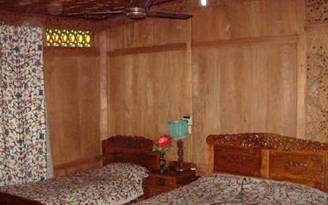 Royal dandoo Houseboat