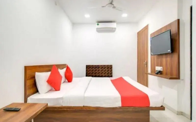 OYO 70780 Hotel Apple Grand
