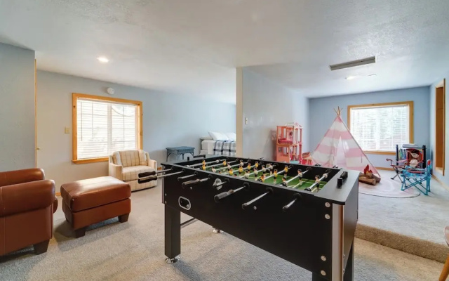 4 Mi to Downhill Ski Resort! Spacious Family Haven