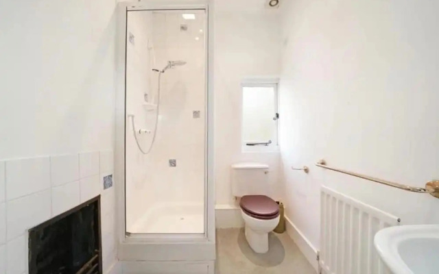 Villa Sleeps 17 With Hot Tub and Parking