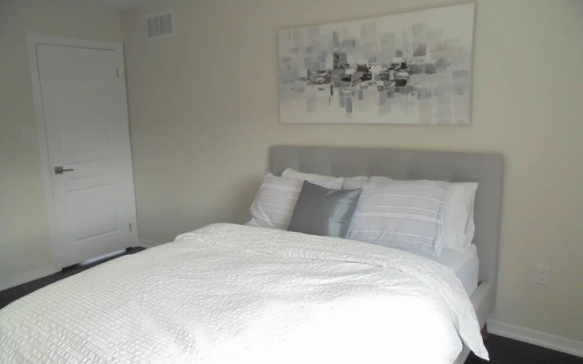Luxury White House In Oakville Free Ev Charging
