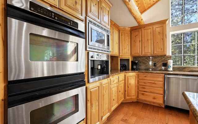Fully Remodeled Tahoe Retreat with Game Room and Hot Tub