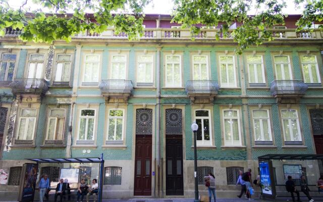 Отель Liiiving in Porto - Central Garden Flat Порту вид на фасад