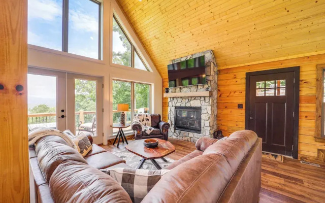Mountain-view Fleetwood Retreat w/ Deck & Grill