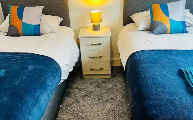 2 Bed Flat - Sleeps 8 - Pets - Garden - Parking
