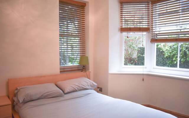 Отель Bright and Cosy 1 Bedroom Flat Near the Train Station Брайтон комната для гостей