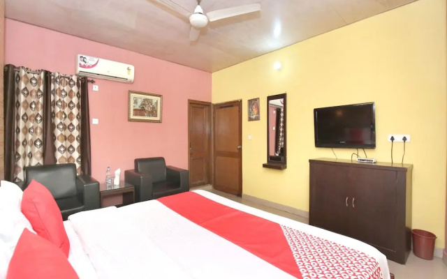 OYO 11912 Hotel Nav Classic