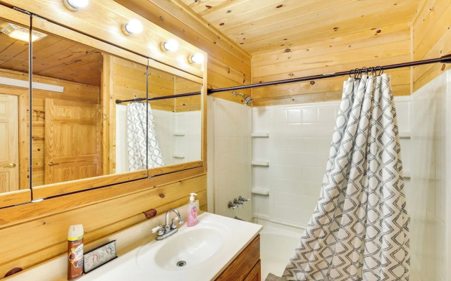 Wraparound Deck & Grill: Deadwood Cabin