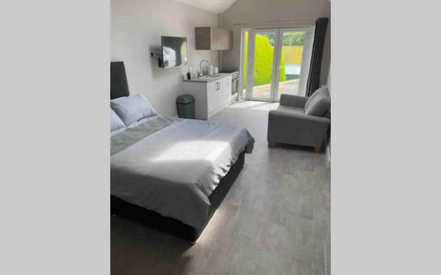 The Forest Chalet - Stunning Studio Apartment