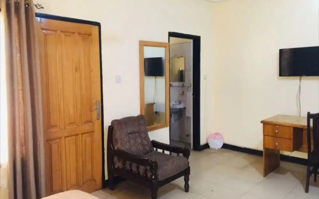 Room in B&B - Double Room With Balcony in the Heart of Accra