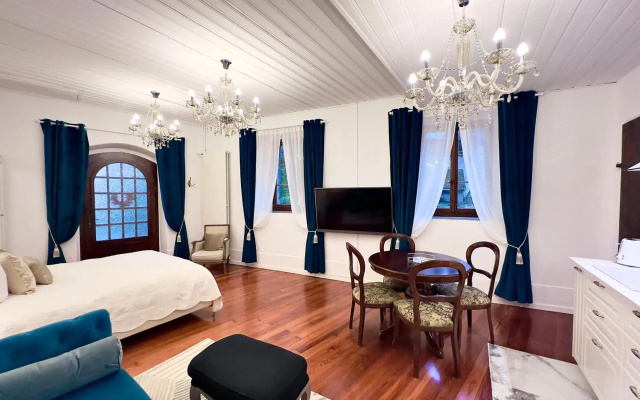 Montreux Castle | Charming Lake View Studio