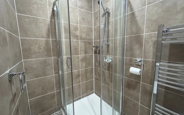 Private Luxury Apartment - Free Parking & Wi-fi