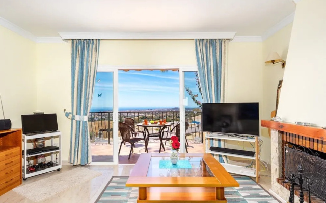 Family Apartment with Stunning Views in Mijas Ref 140