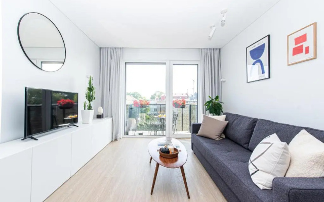 New Modern Apt with Garage Parking, Balcony, by Cohost