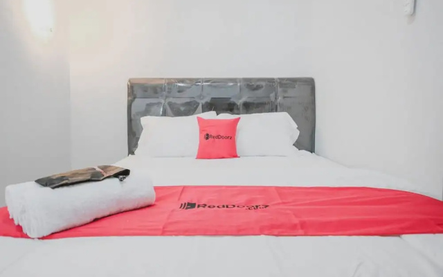 RedDoorz Syariah near Siloam  Hospital Kebon Jeruk