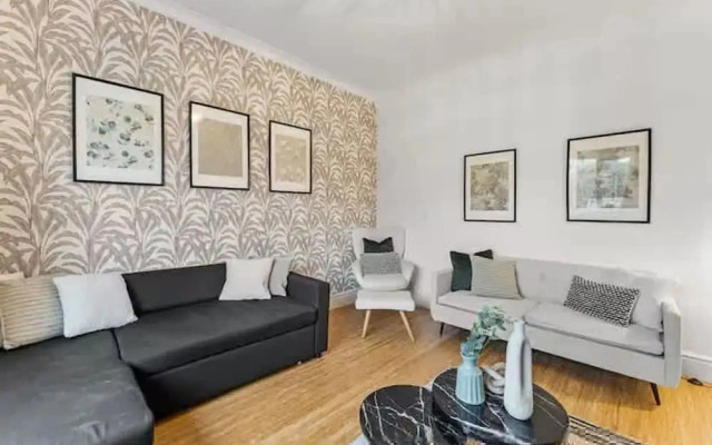 Perfect Booking 4 Bed Home in Cheltenham